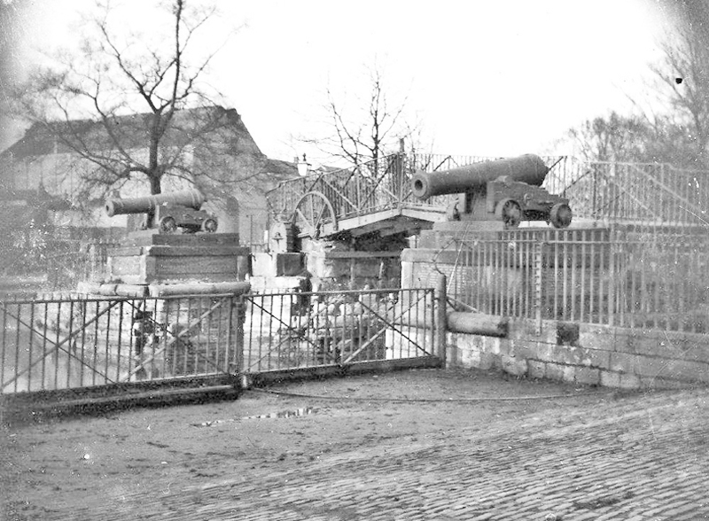 The Blue Bridge with cannons still installed, 1930’s