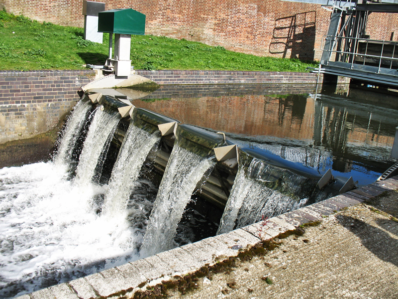 A new sluice near Castle Mills lock was installed in late 2014 to control water levels in the Foss